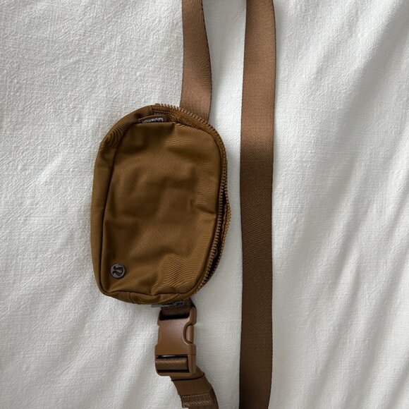 Lululemon Everywhere Belt Bag - Picture 2 of 4
